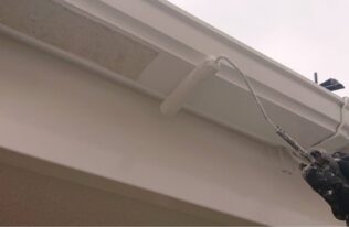 軒樋下塗り　状況