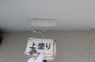 軒天の上塗り状況です。