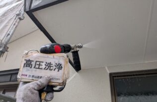 下屋根の軒天の高圧洗浄状況です。