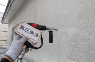 外壁の高圧洗浄状況です。