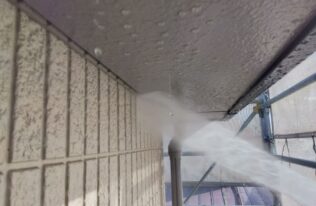 外壁高圧水洗浄　状況