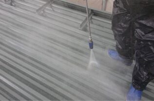 屋根高圧水洗浄　状況
