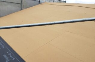 下地ビルボード設置　完了