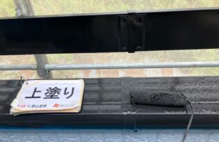 ベランダ笠木の塗装状況です。