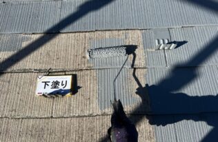 屋根の下塗り1回目状況です。