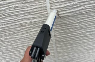 外壁のひび割れを補修している状況です。