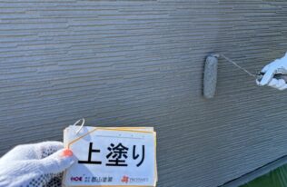 外壁　上塗り状況です。（ミネラルグレイ）