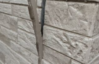 既存シーリング撤去状況です。