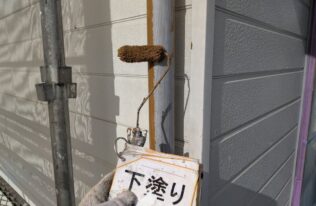 竪樋　下塗り
