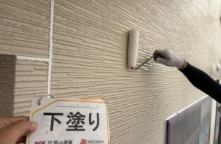 外壁　下塗り状況です。