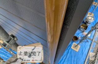 竪樋　塗装完了