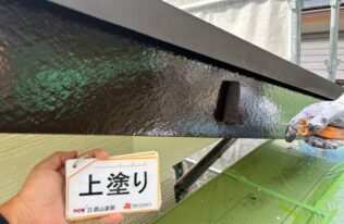 破風　上塗り状況です。