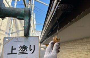 破風・軒樋の塗装状況です。