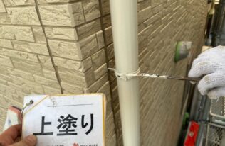 竪樋の塗装状況です。