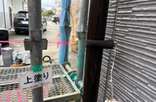 竪樋　上塗り状況です。