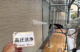 外壁の高圧洗浄状況です。