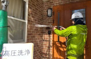 外壁の高圧洗浄状況です。