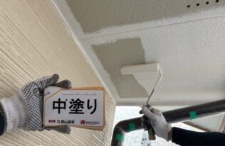 軒天　中塗り状況です。