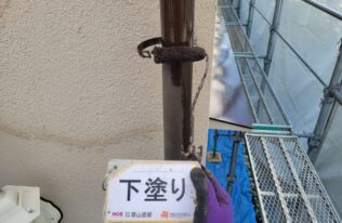 竪樋　下塗り状況です。