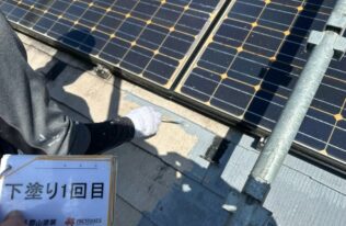 屋根の下塗り1回目状況です。