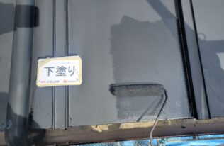 屋根　下塗り状況です。