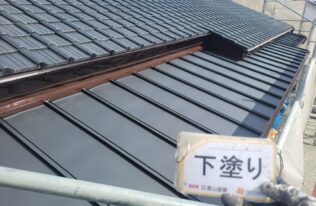 屋根　下塗り完了です。