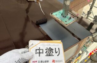 屋根　中塗り状況です。