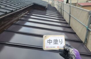 屋根　中塗り完了です。