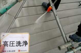 屋根の高圧洗浄状況です。