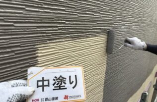 外壁　中塗り状況です。（ミネラルグレイ）