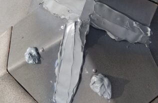 瓦屋根シーリング補修完了です。