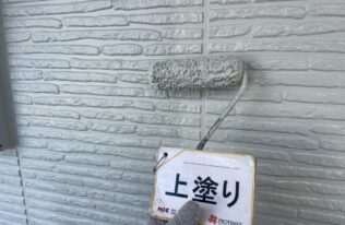外壁の上塗り状況です。