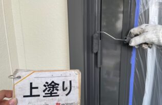 玄関ドアの塗装状況です。