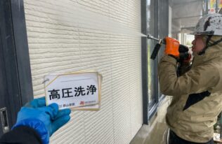 外壁の高圧洗浄状況です。