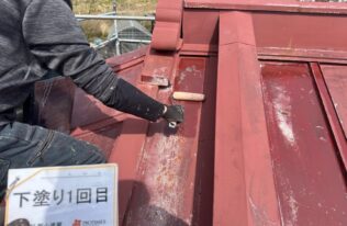屋根の下塗り1回目状況です。