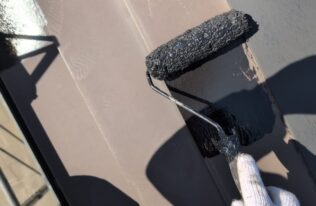 屋根の下塗り状況です。