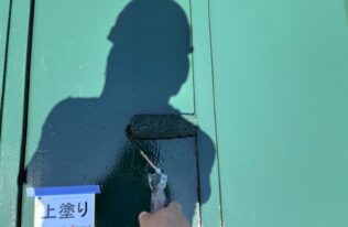屋根の上塗り状況です。