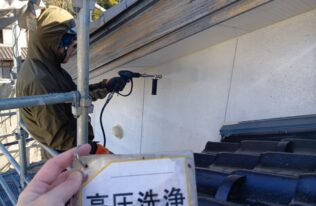 外壁の高圧洗浄です。