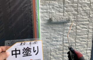 外壁の中塗りです。