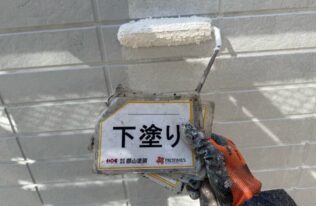 外壁の下塗りです。