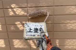外壁の上塗りです。