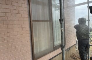 外壁の高圧洗浄です。