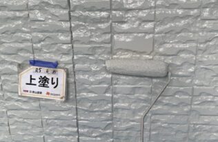 外壁の上塗りです。