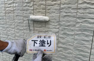 外壁の下塗りです。