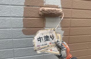 外壁の中塗りです。