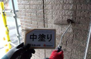 外壁の中塗りです。