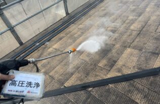 屋根の高圧洗浄状況です。