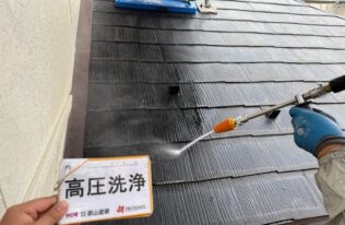 屋根の高圧洗浄状況です。
