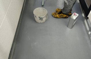 ベランダ防水のトップコート塗布状況です。