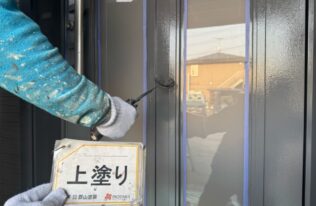 玄関ドアの塗装状況です。
